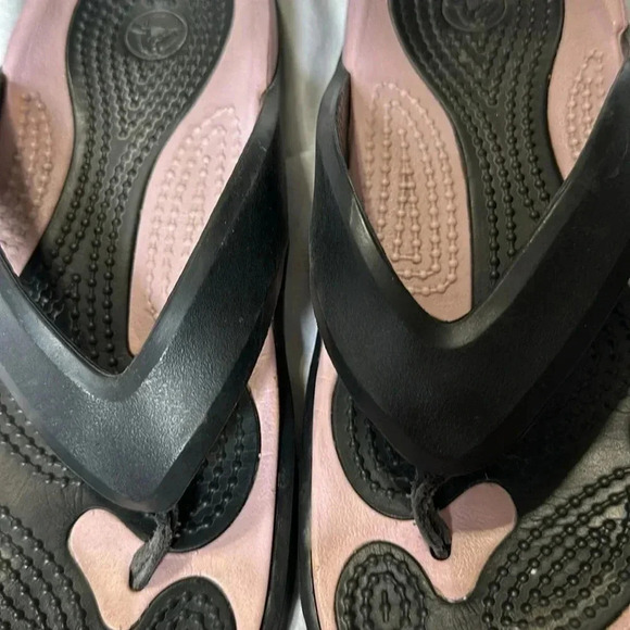 Crocs slip on flips flops / sandals size 6 women’s 2 pairs black and pink - Picture 8 of 8